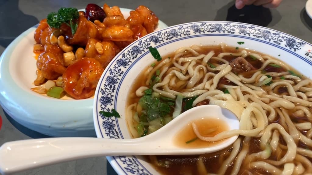 12 conseils pratiques pour préparer son voyage en Chine soupe nouilles crevette en chine avec cuillère