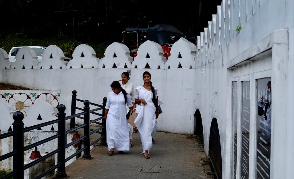 Sri Lanka : vêtements, coutumes, lois et erreur à éviter 3 femmes locales habillées en saris blanc à Kandy au Sri Lanka