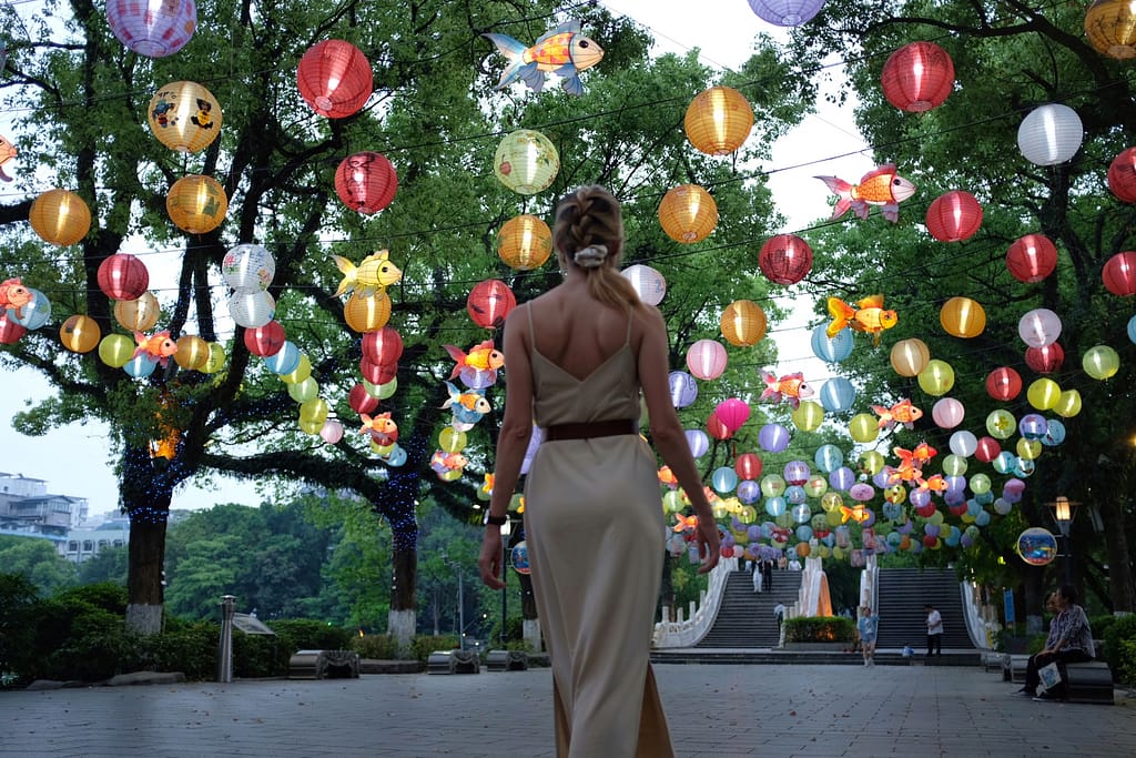 Circuit 2 semaines en Chine : Pekin - Guilin - Wuhan voyageuse à Guilin Chine en soirées avec multitude de lanternes colorées allumées