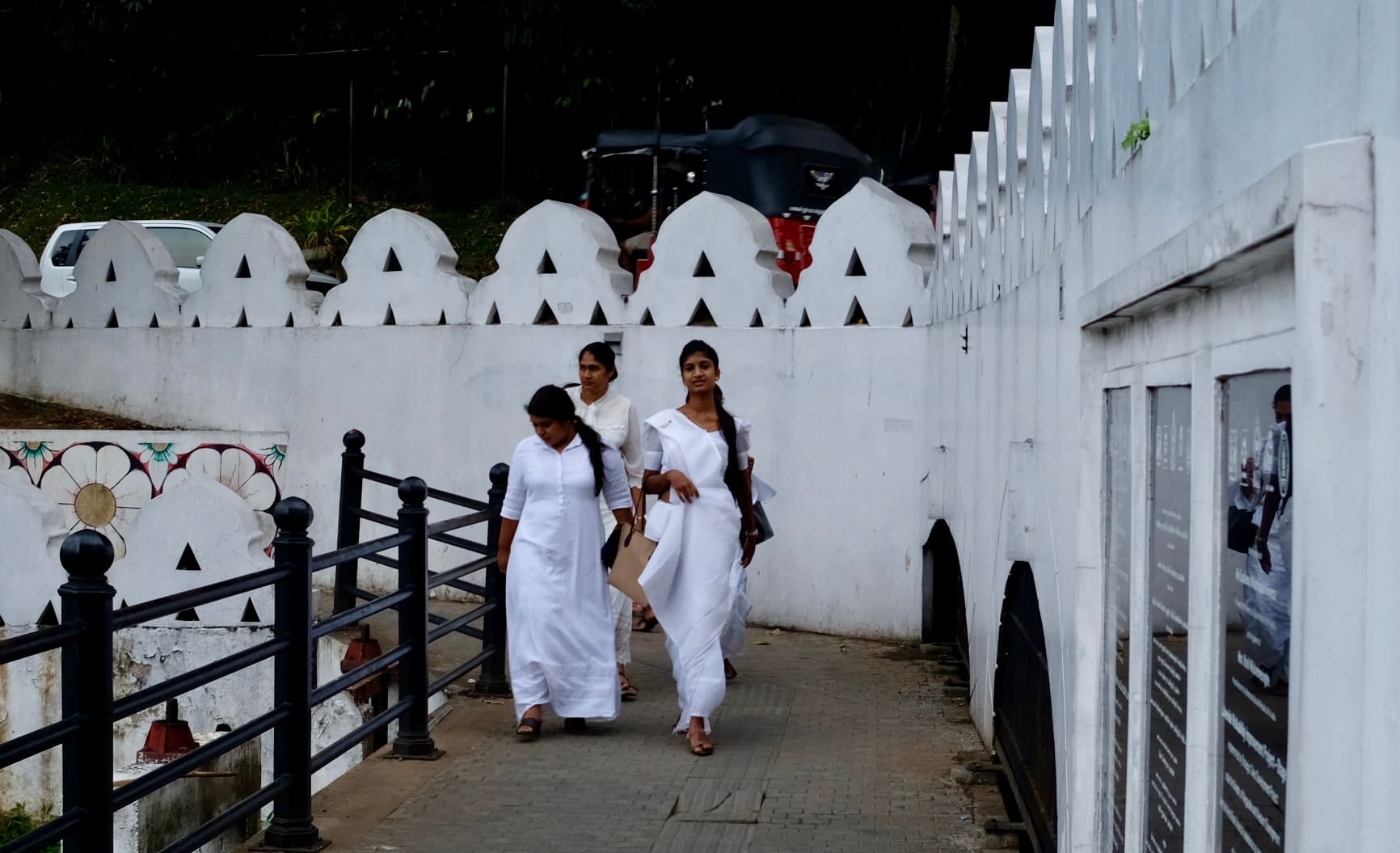3 femmes locales habillées en saris blanc à Kandy au Sri Lanka