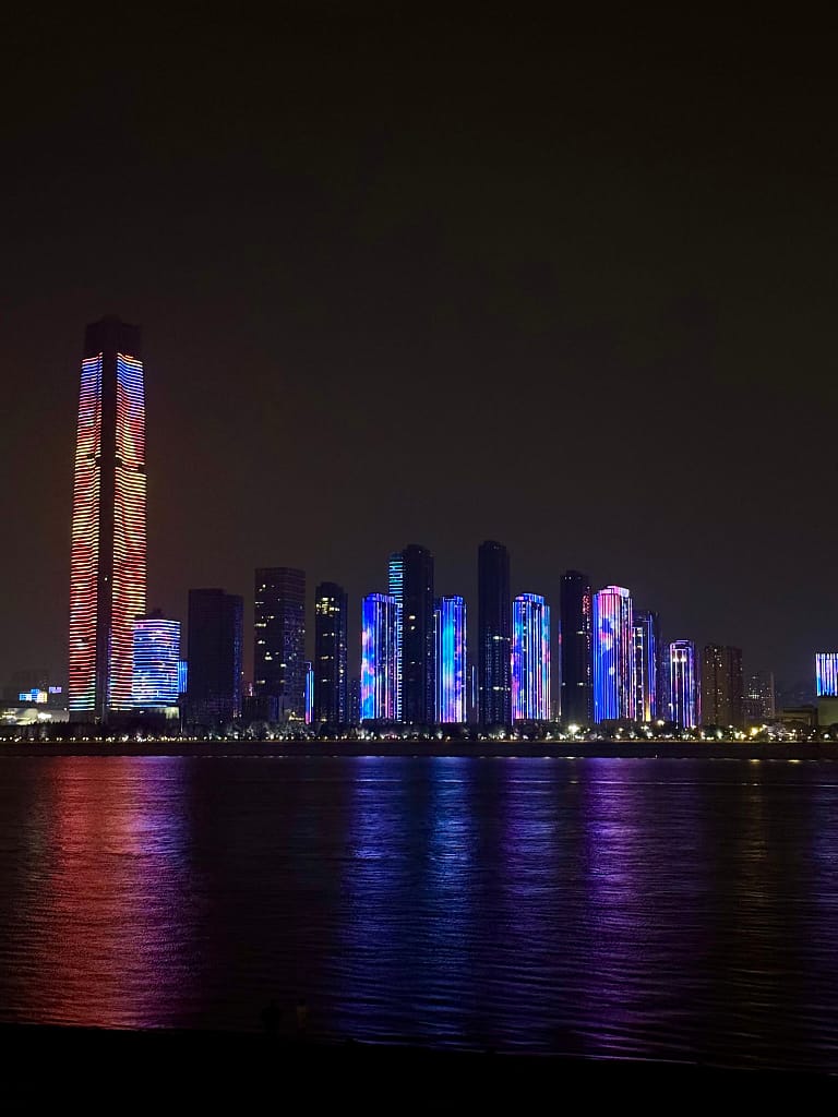 Circuit 2 semaines en Chine : Pekin - Guilin - Wuhan wuhan de nuit building illuminés