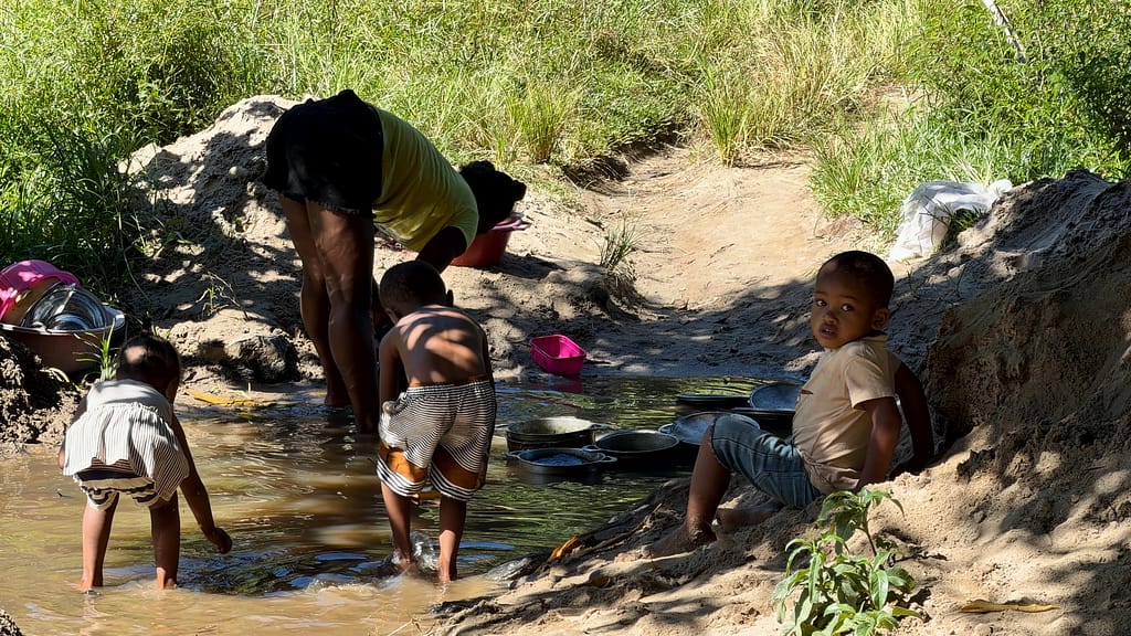 Préparer un voyage à Madagascar : guide complet, visa, budget, vaccins Ile aux nattes femme vaissaille à la rivière et enfants Madagascar