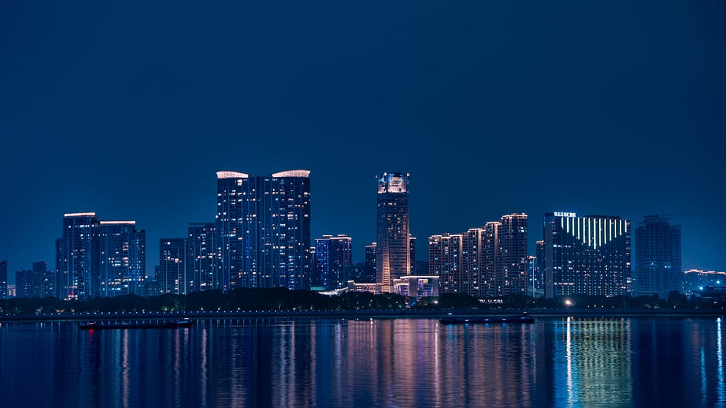 Que faire à Wuhan en 3 jours ? Itinéraire et conseils wuhan chine bâtiments éclairés de nuits et reflets sur la rivière en chine