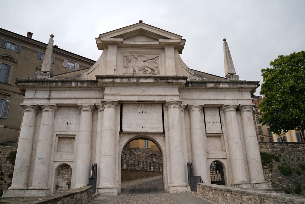 passage de la porte san giacomo lombardie en une semaine italie