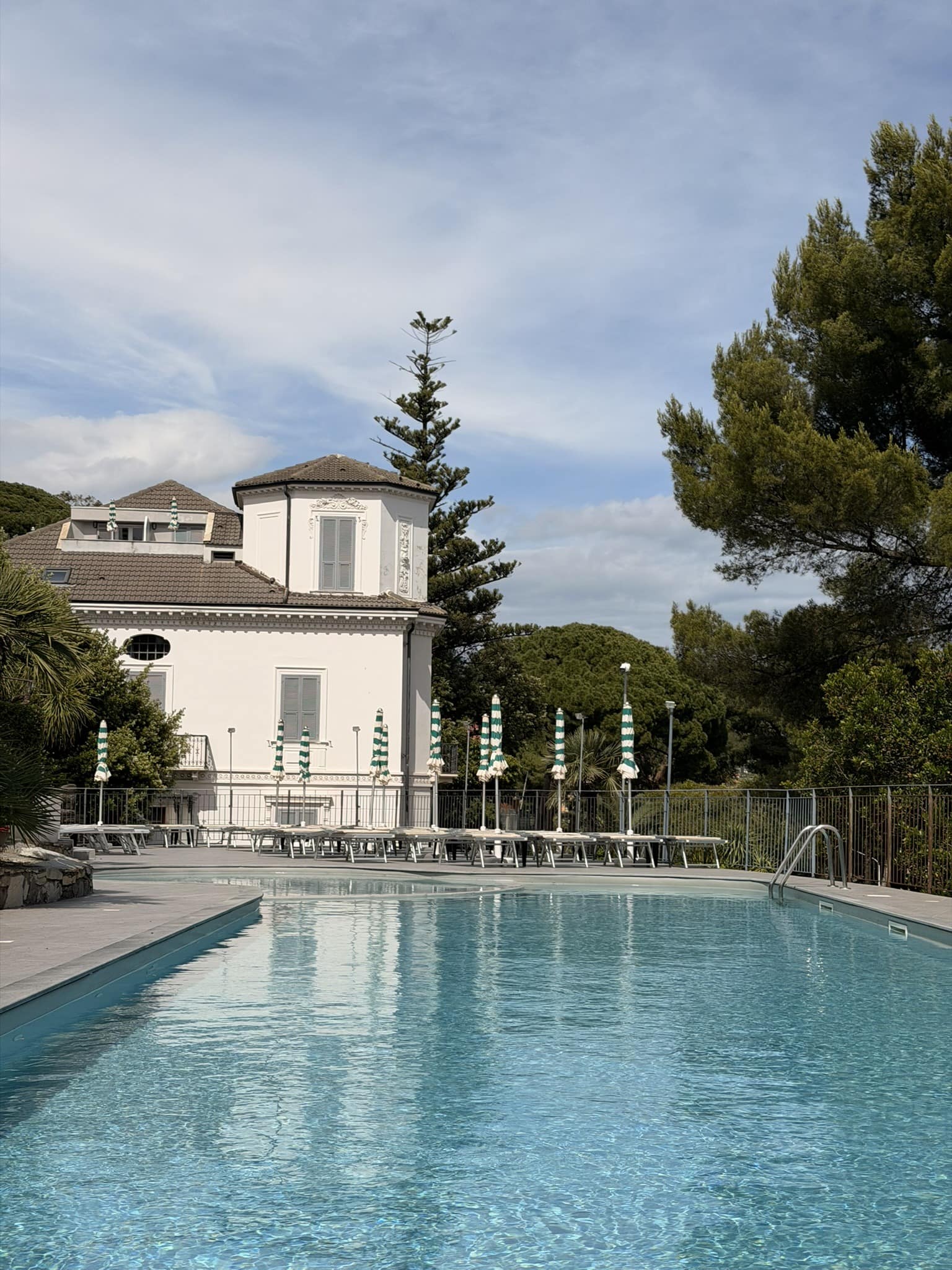 Que faire en Ligurie ? Guide complet pour un voyage d'une semaine autour d'Imperia en Italie Villa Marina avec petits appartement balcon et piscine vue sur la mer à Imperia en Italie