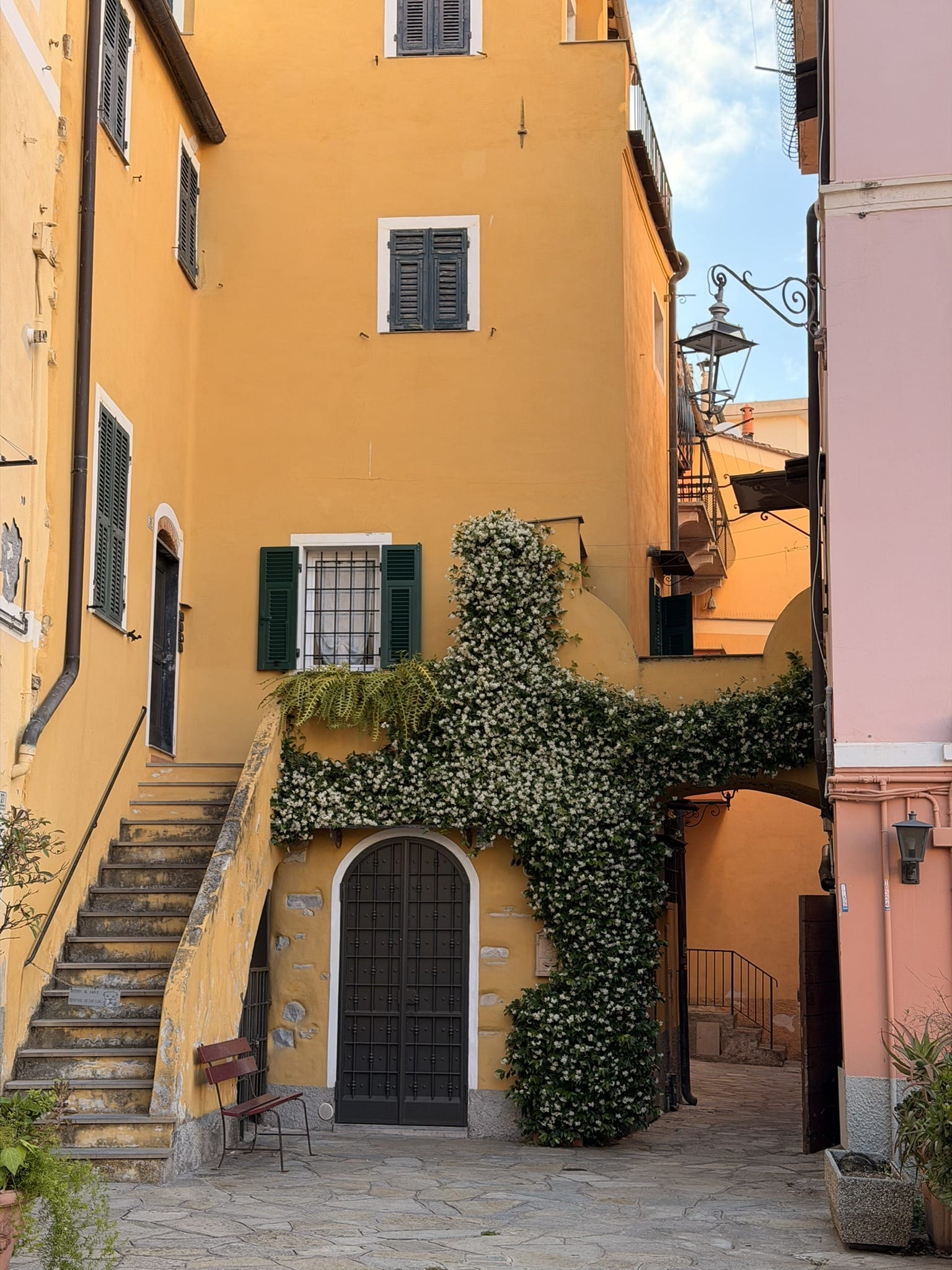 Que faire en Ligurie ? Guide complet pour un voyage d'une semaine autour d'Imperia en Italie 1. Se perdre dans les ruelles du Parasio à Imperia en Italie en Ligurie