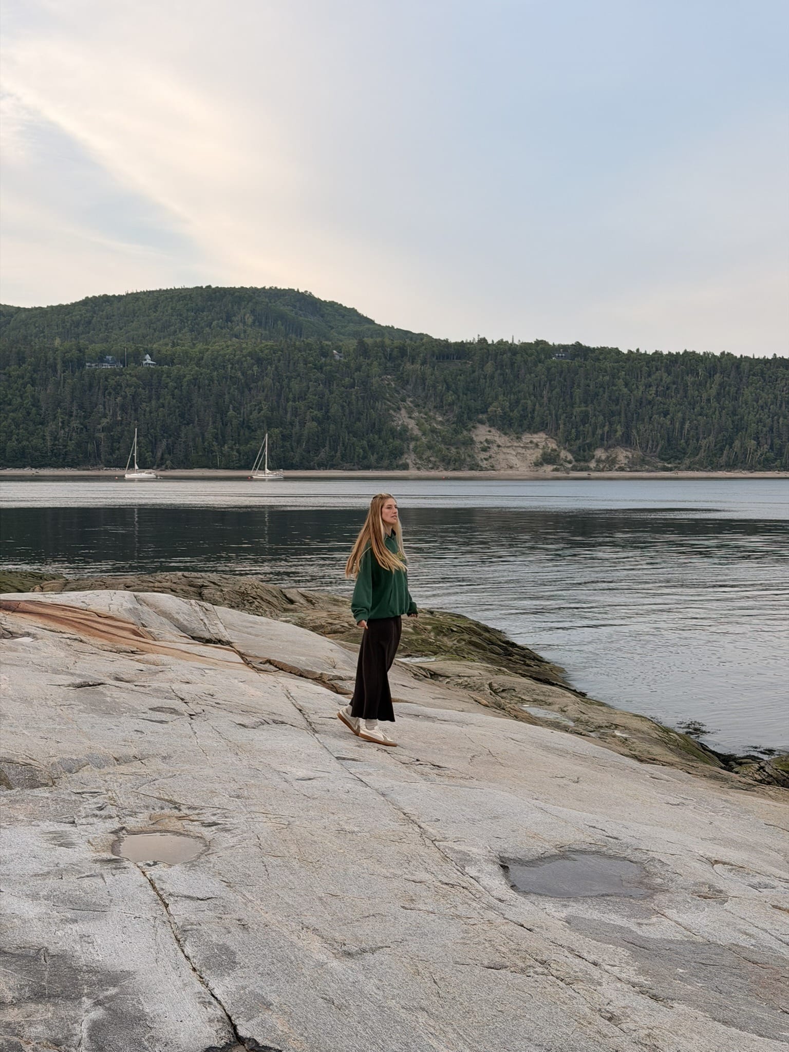 Road trip au Québec : itinéraire de 2 semaines de Montréal à la Gaspésie Sentier côtier de la Pointe-de-l’Islet à Tadoussac voyageuse cheveux dans le vent au coucher de soleil