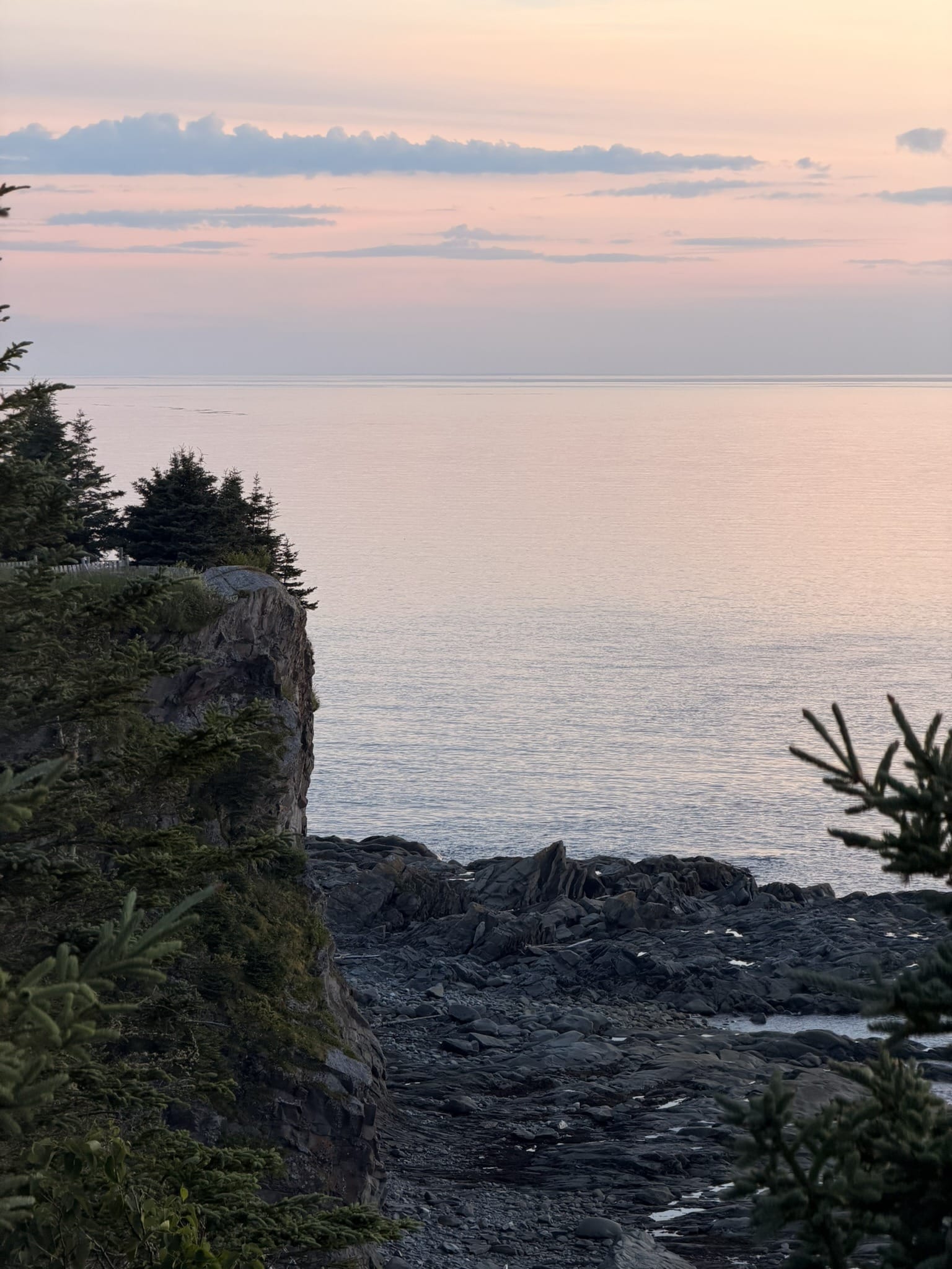 Road trip au Québec : itinéraire de 2 semaines de Montréal à la Gaspésie Coucher de soleil sur le fleuve Saint-Laurent à Cap-Chat, en Gaspésie