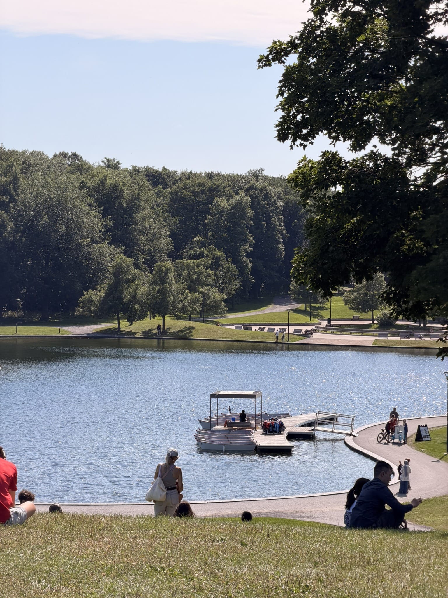 Road trip au Québec : itinéraire de 2 semaines de Montréal à la Gaspésie Sentier verdoyant dans le parc du Mont-Royal à Montréal avec grande fontaine