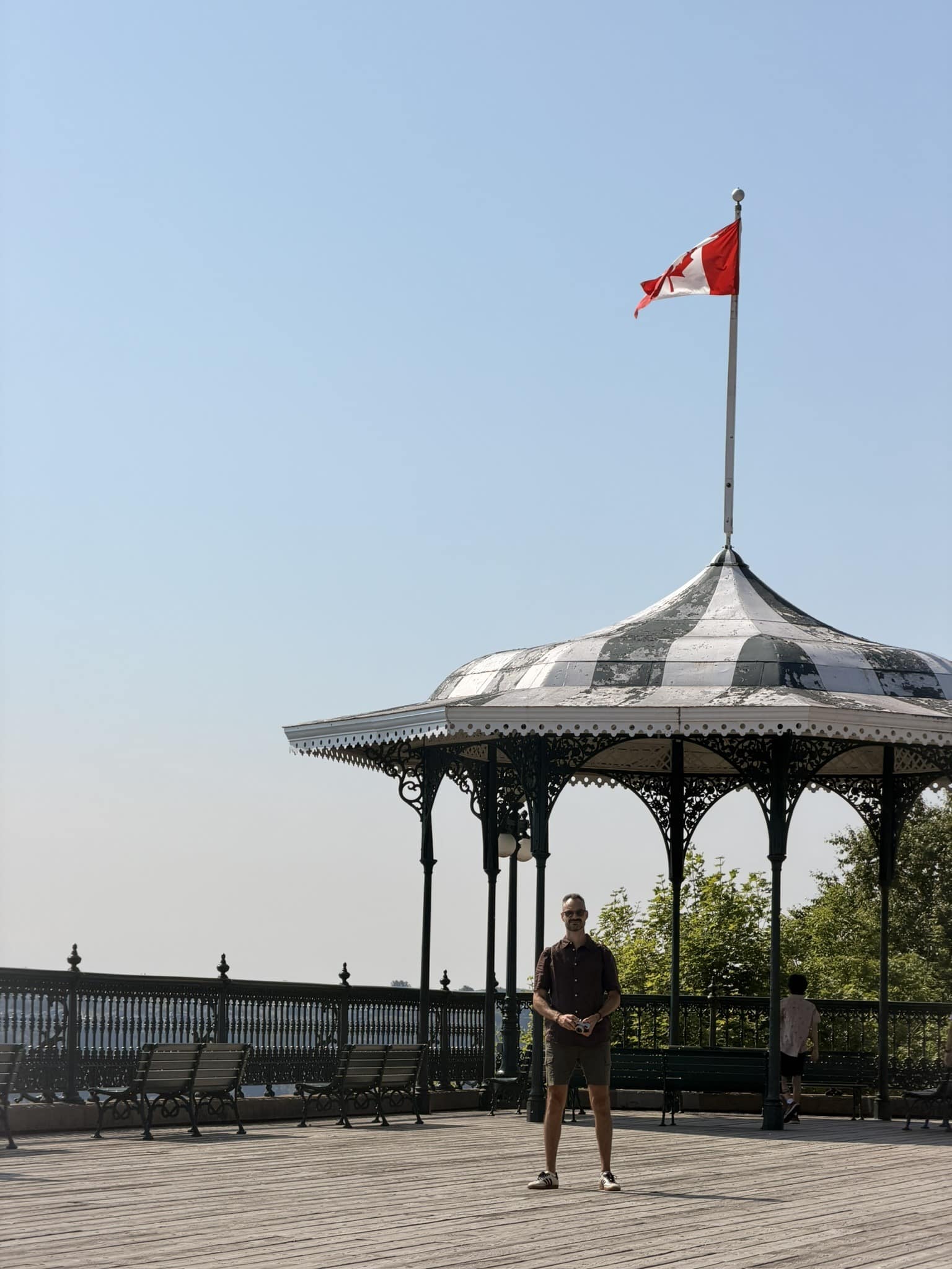 Road trip au Québec : itinéraire de 2 semaines de Montréal à la Gaspésie Drapeau canadien flottant devant le Château Frontenac à Québec