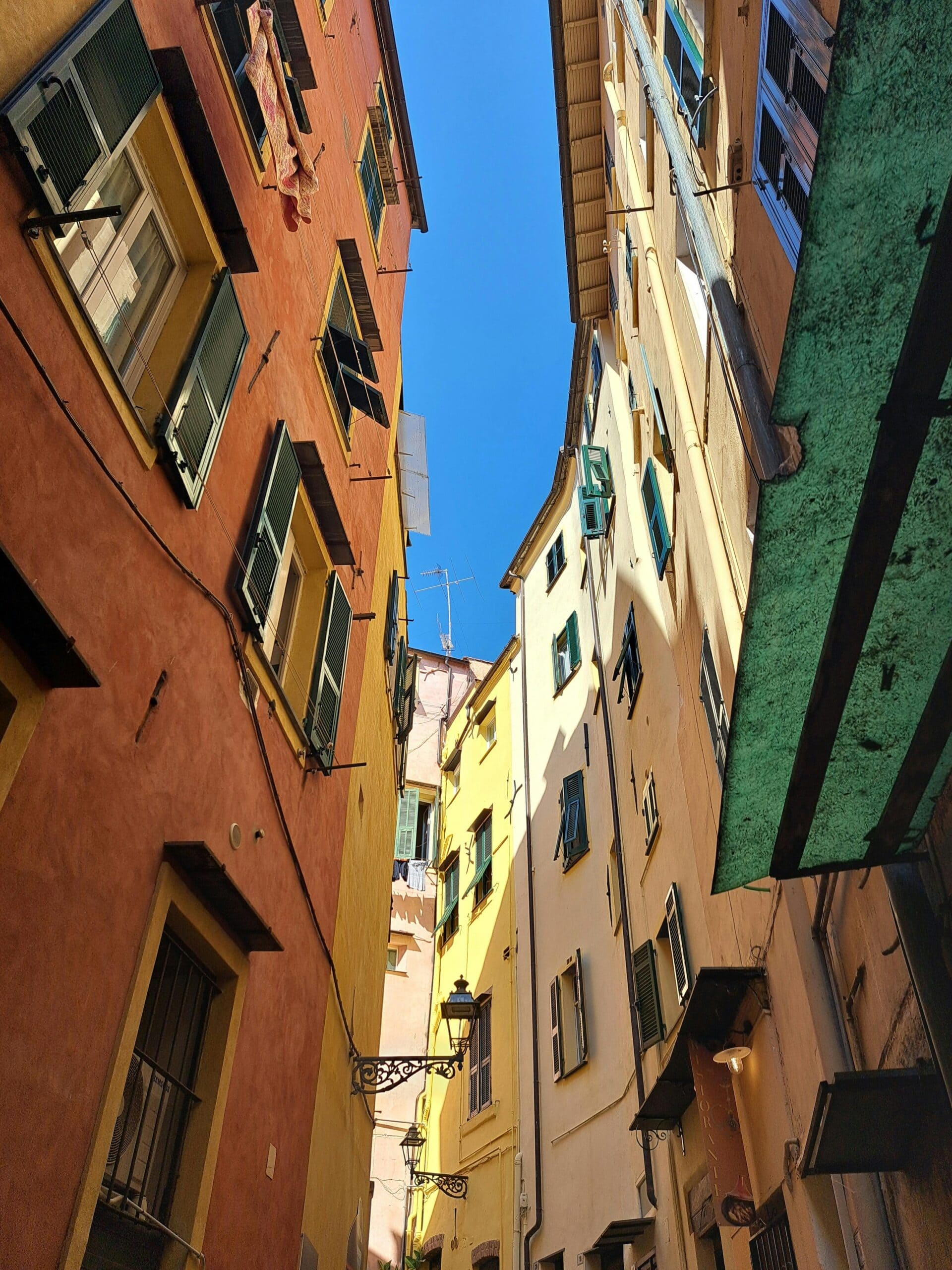 Que faire en Ligurie ? Guide complet pour un voyage d'une semaine autour d'Imperia en Italie passer une soirée dans les ruelles colorées de Sanremo en ligurie pendant des vacances en Italie