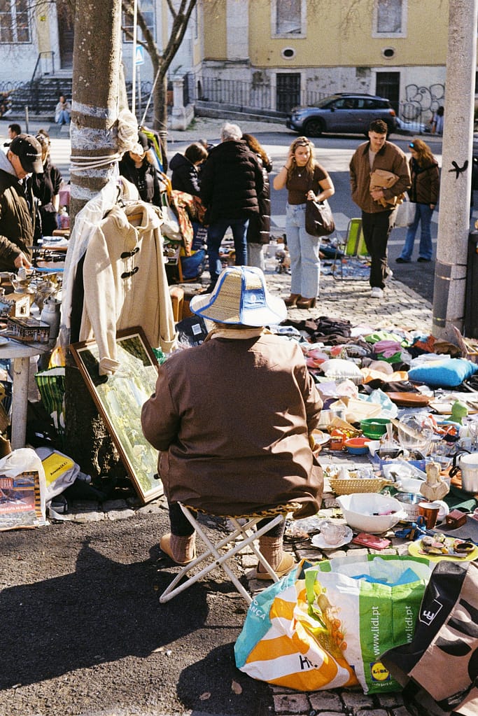 Que faire à Lisbonne en 4 jours ? Itinéraire complet pour une première visite Marcher aux puces feira da ladra lisbonne
