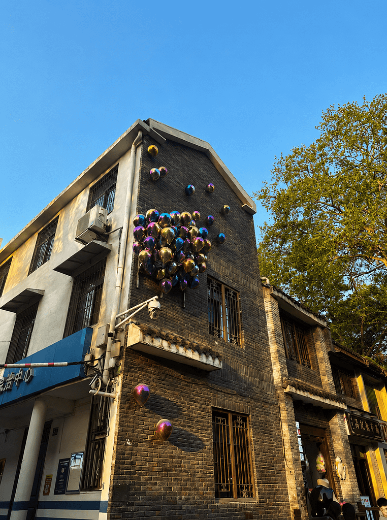Que faire à Wuhan en 3 jours ? Itinéraire et conseils Tanhualin est un quartier historique et culturel de Wuchang, connu pour ses ruelles, ses bâtiments anciens, ses cafés et son ambiance plus artistique en Chine