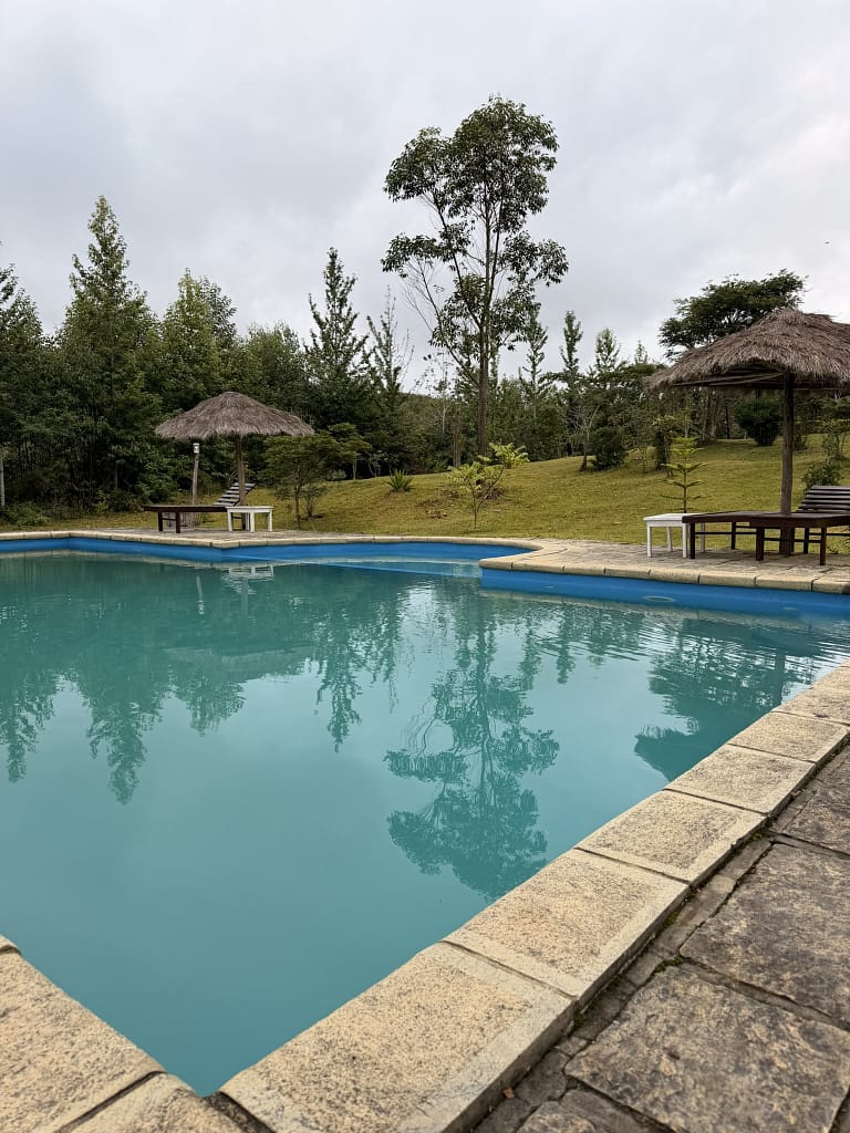 Préparer un voyage à Madagascar : guide complet, visa, budget, vaccins Andasibe hotel Sifaka Madagascar piscine