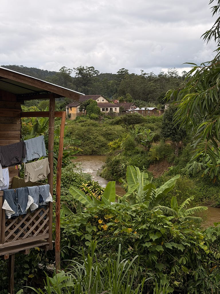 Préparer un voyage à Madagascar : guide complet, visa, budget, vaccins Andasibe Madagascar maisonnette et rivière