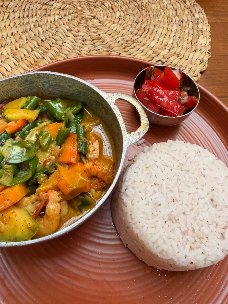 Préparer un voyage à Madagascar : guide complet, visa, budget, vaccins curry malgache riz et légumes