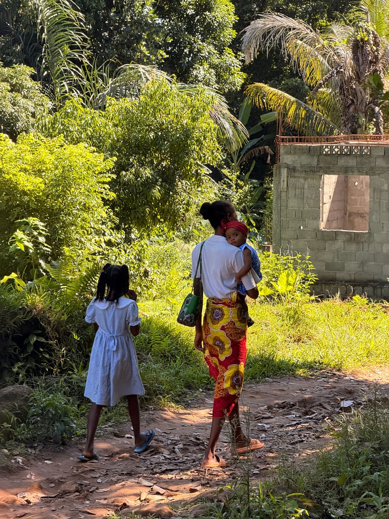 Itinéraire Madagascar 2 semaines : entre Andasibe, l'île aux Nattes et Sainte-Marie île aux nattes locaux qui se promènent avec un enfant et bébé