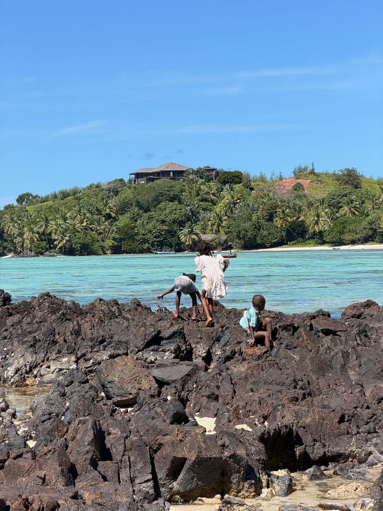 Itinéraire Madagascar 2 semaines : entre Andasibe, l'île aux Nattes et Sainte-Marie île aux nattes enfants qui jouent sur les rochers au bord de la plage Madagascar