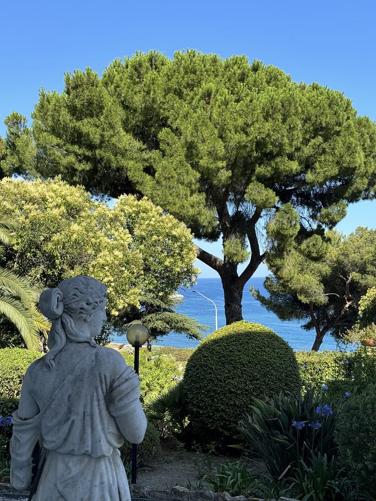 Que faire en Ligurie ? Guide complet pour un voyage d'une semaine autour d'Imperia en Italie Villa Marina avec petits appartement balcon et piscine vue sur la mer à Imperia en Italie