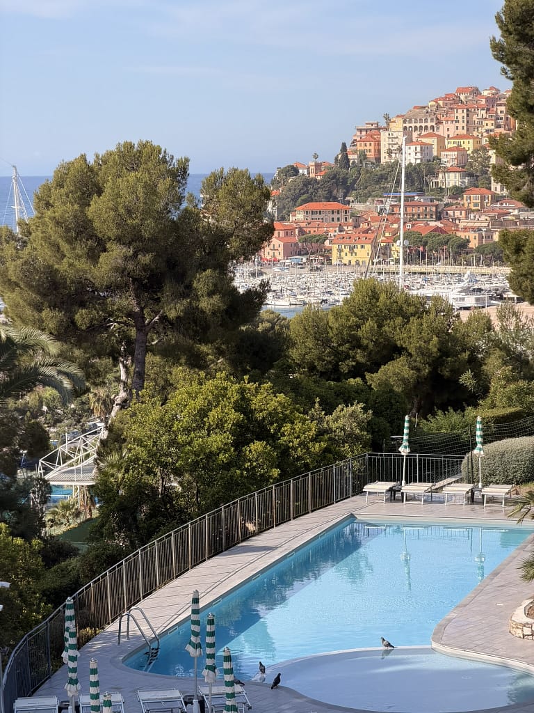 Que faire en Ligurie ? Guide complet pour un voyage d'une semaine autour d'Imperia en Italie Villa Marina avec petits appartement balcon et piscine vue sur la mer à Imperia en Italie