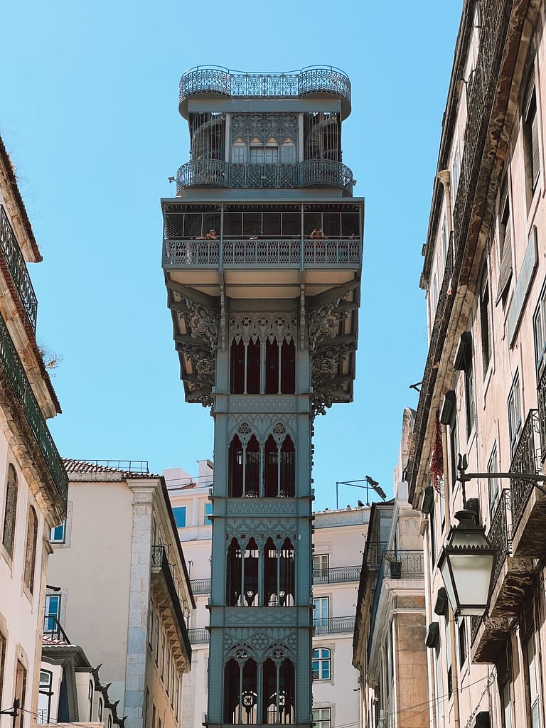 Que faire à Lisbonne en 4 jours ? Itinéraire complet pour une première visite Monter à l'ascenseur Santa Justa Lisbonne portugal