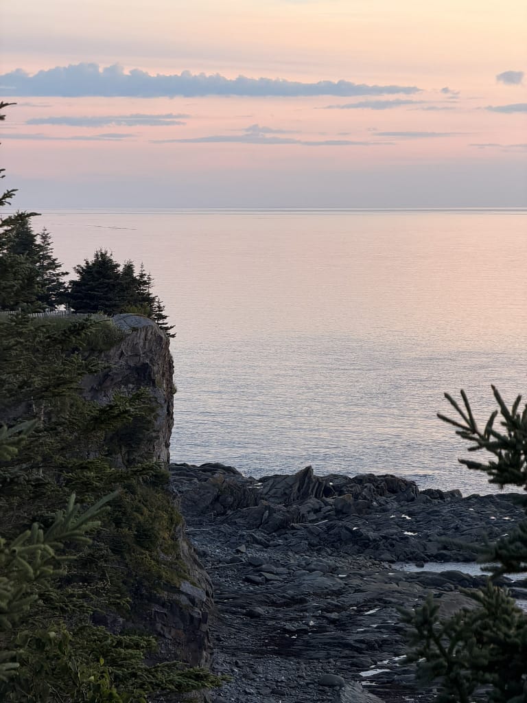 Comment préparer un road trip au Québec ? Coucher de soleil sur le fleuve Saint-Laurent à Cap-Chat, en Gaspésie