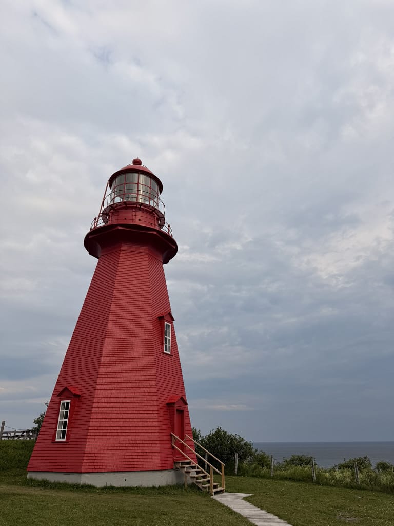 Road trip au Québec : itinéraire de 2 semaines de Montréal à la Gaspésie phare rouge road trip au Canada en Gaspésie vers Cap-Chat