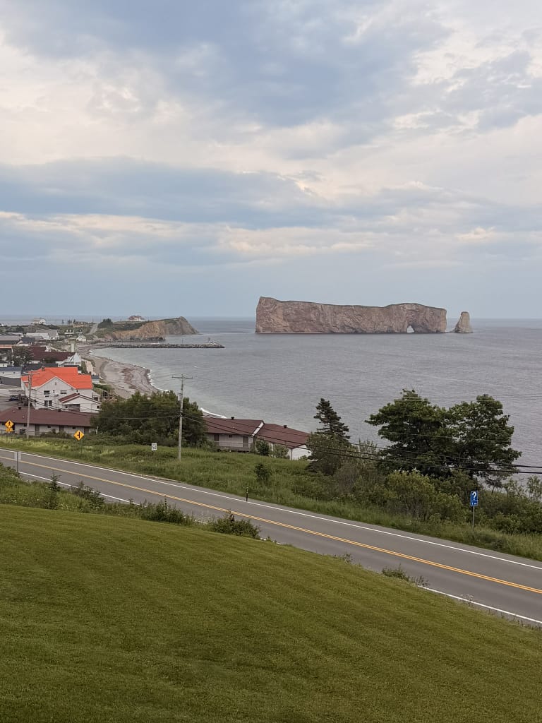 Que faire à Percé en Gaspésie ? Guide complet pour 3 jours vue sur Percé et son rocher en Gaspésie