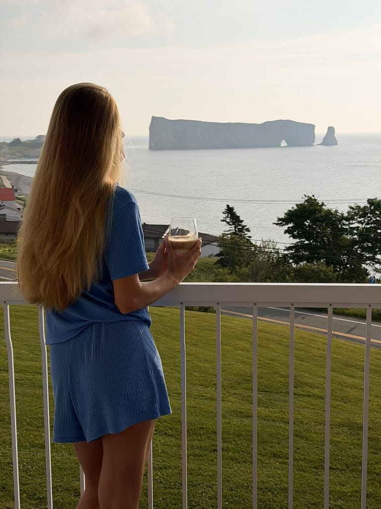 Road trip au Québec : itinéraire de 2 semaines de Montréal à la Gaspésie Café face au Rocher Percé au lever du soleil en Gaspésie
