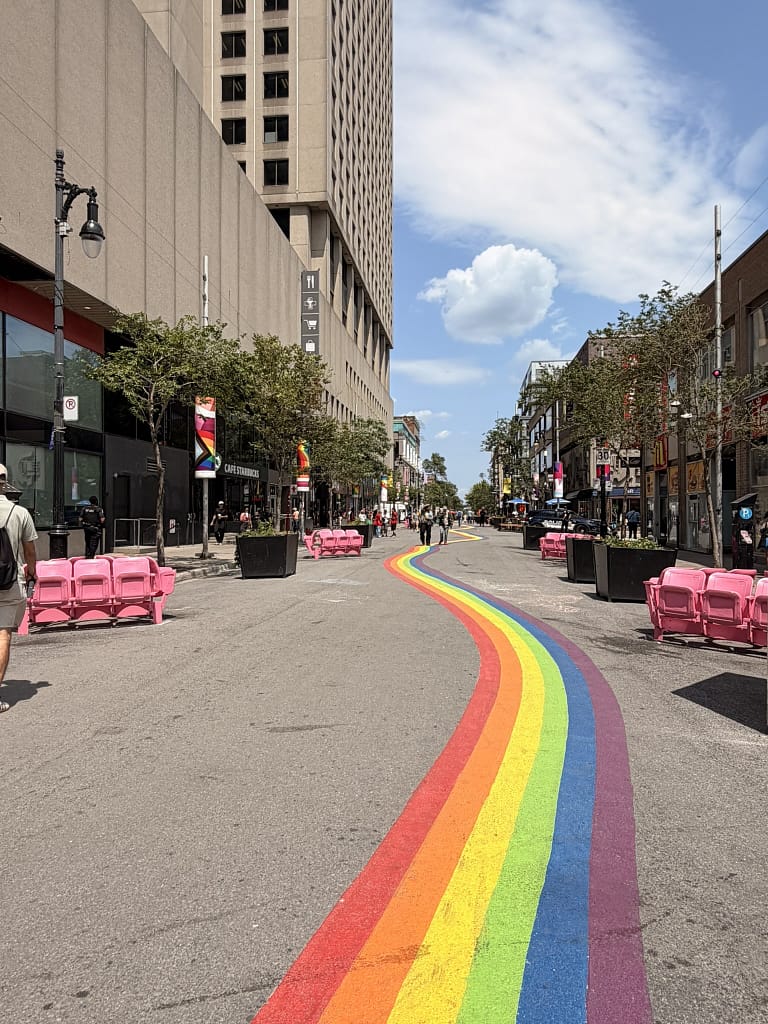 Road trip au Québec : itinéraire de 2 semaines de Montréal à la Gaspésie Rue colorée du Village, quartier LGBTQ+ de Montréal