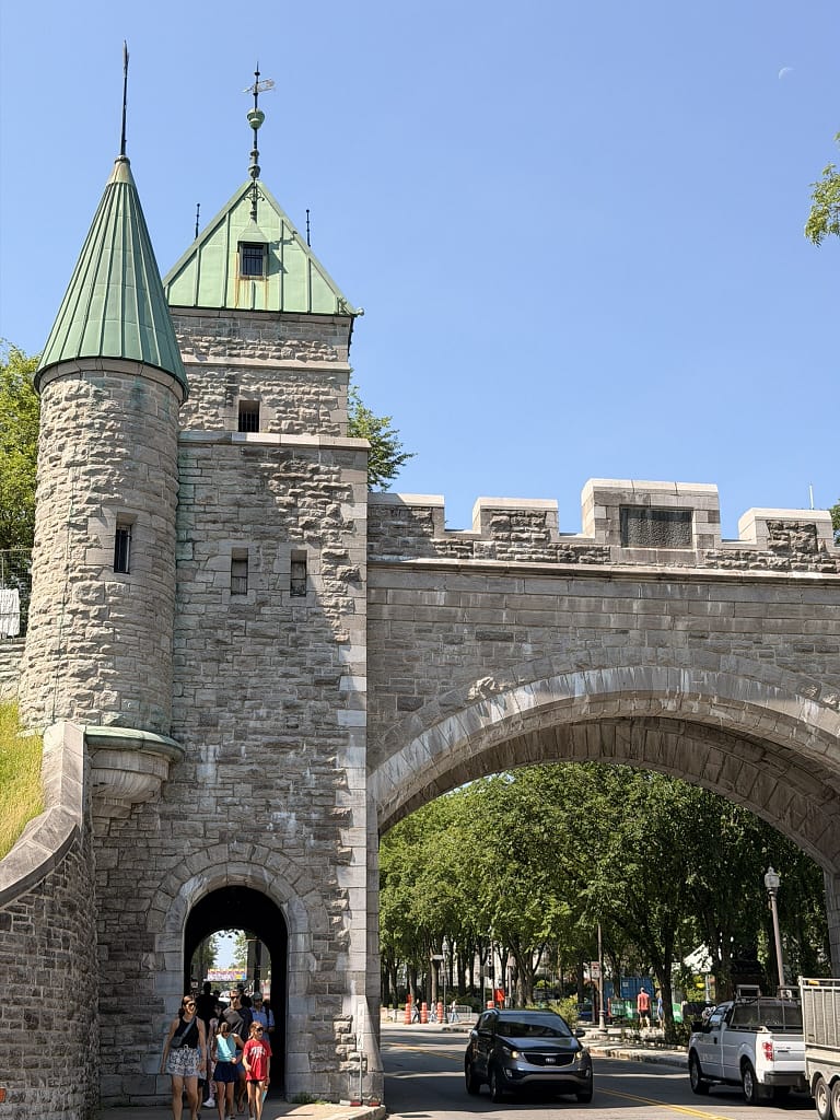 Visiter Québec en 2 jours : itinéraire et bonnes adresses visite citadelle Québec porte rempart
