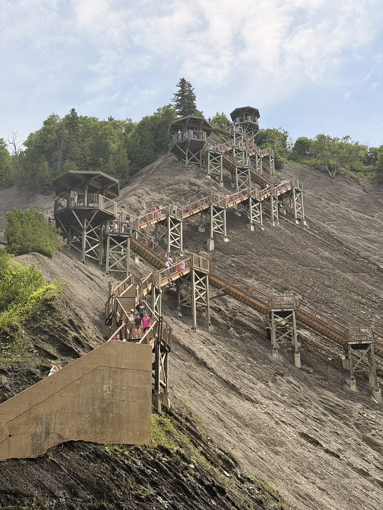 Visiter Québec en 2 jours : itinéraire et bonnes adresses escalier chutes de momorency vers Québec