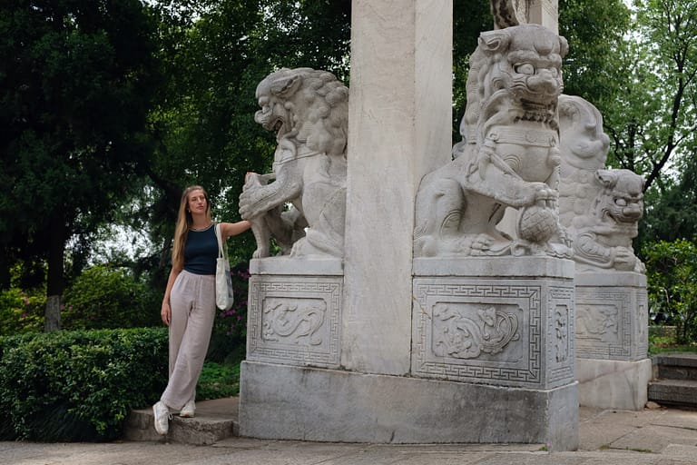 Que faire à Wuhan en 3 jours ? Itinéraire et conseils parc autour de yellow crane tower et statues chinoises wuhan chine