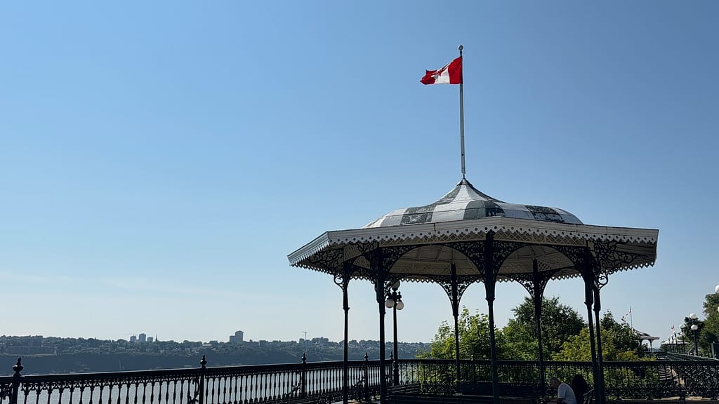 Où dormir à Québec ? Les meilleurs quartiers et hôtels en 2026 québec et drapeau Canadien