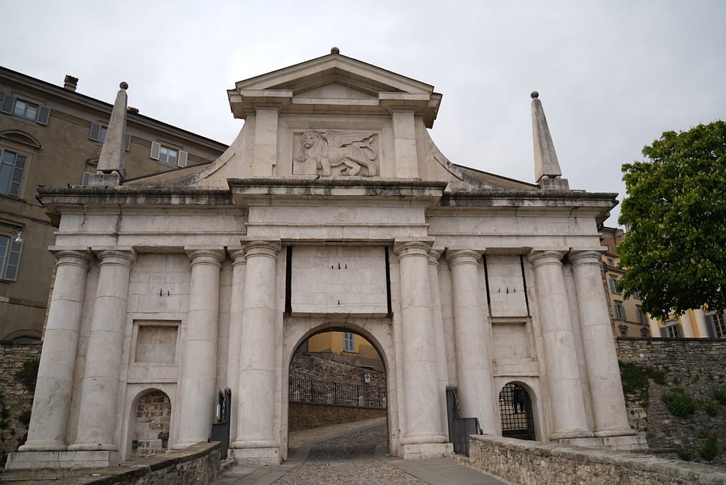 passage de la porte san giacomo lombardie en une semaine italie