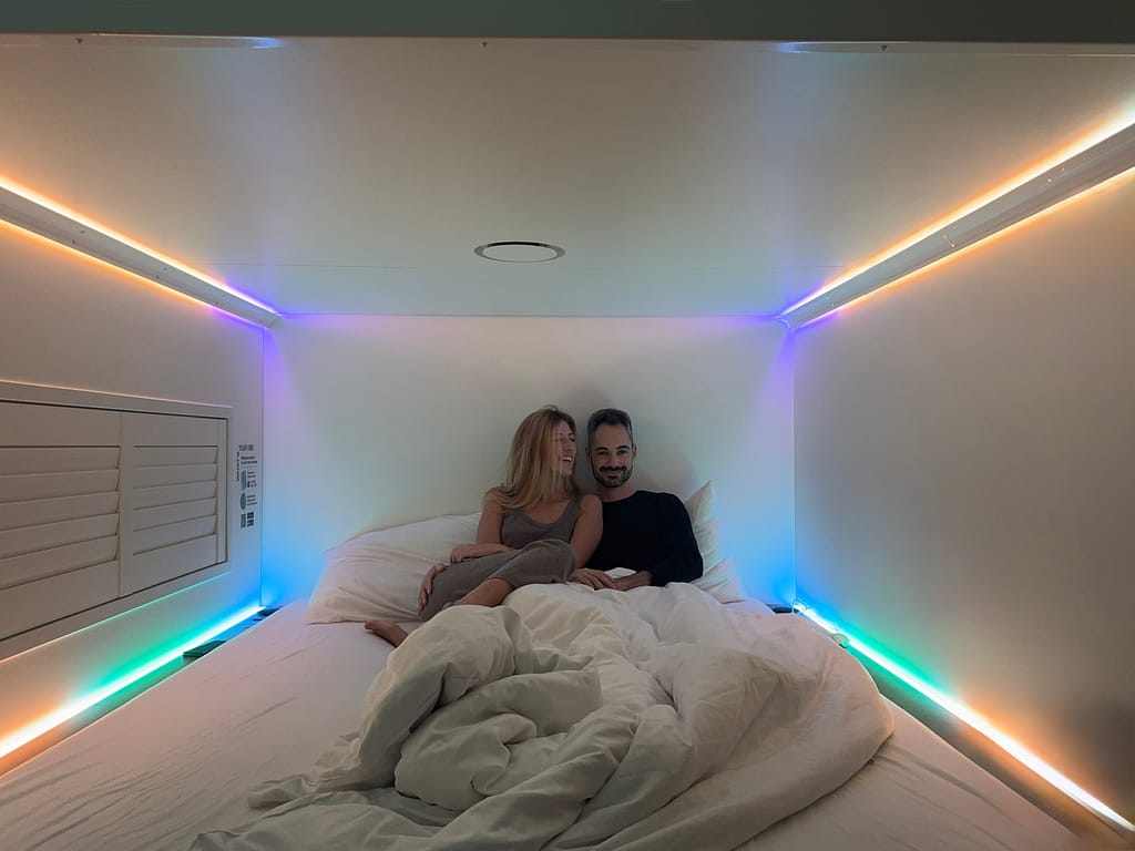 Visiter Copenhague en 4 jours en hiver : itinéraire complet, budget et conseils city hub hotel cente copenhague danemark avec couple dans une capsule