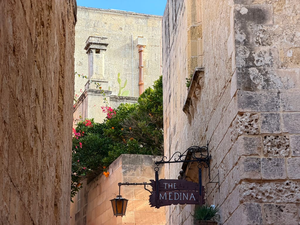 Mdina Malte ruelle étroite et bougainvillier