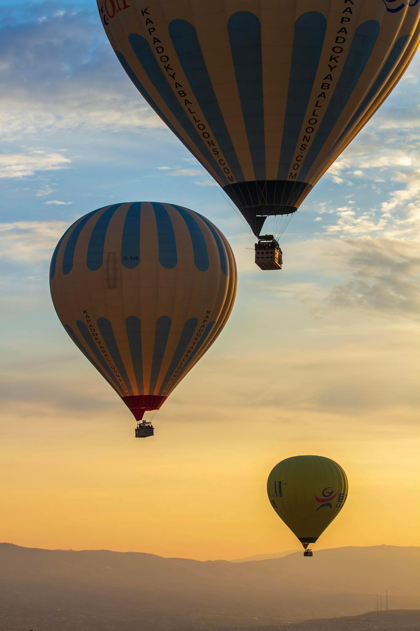Budget 2 semaines de voyage en Chine Hot air balloons soaring at sunset in Cappadocia, Türkiye, showcasing stunning landscapes and adventure.