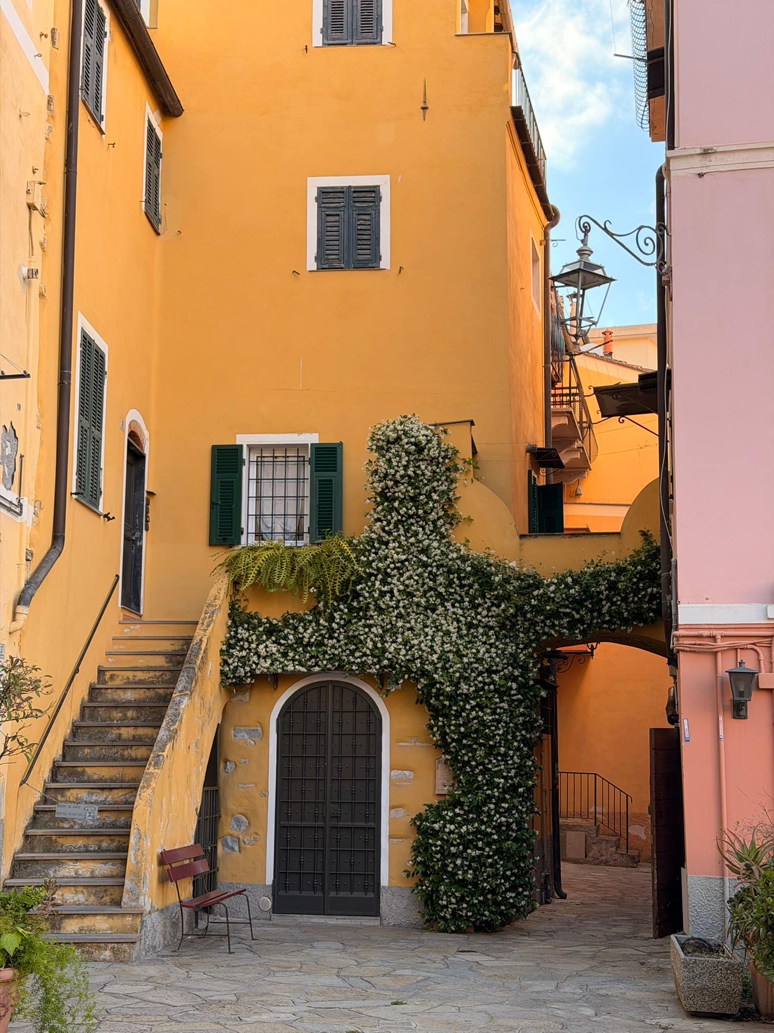 Que faire en Ligurie ? Guide complet pour un voyage d'une semaine autour d'Imperia en Italie 1. Se perdre dans les ruelles du Parasio à Imperia en Italie en Ligurie