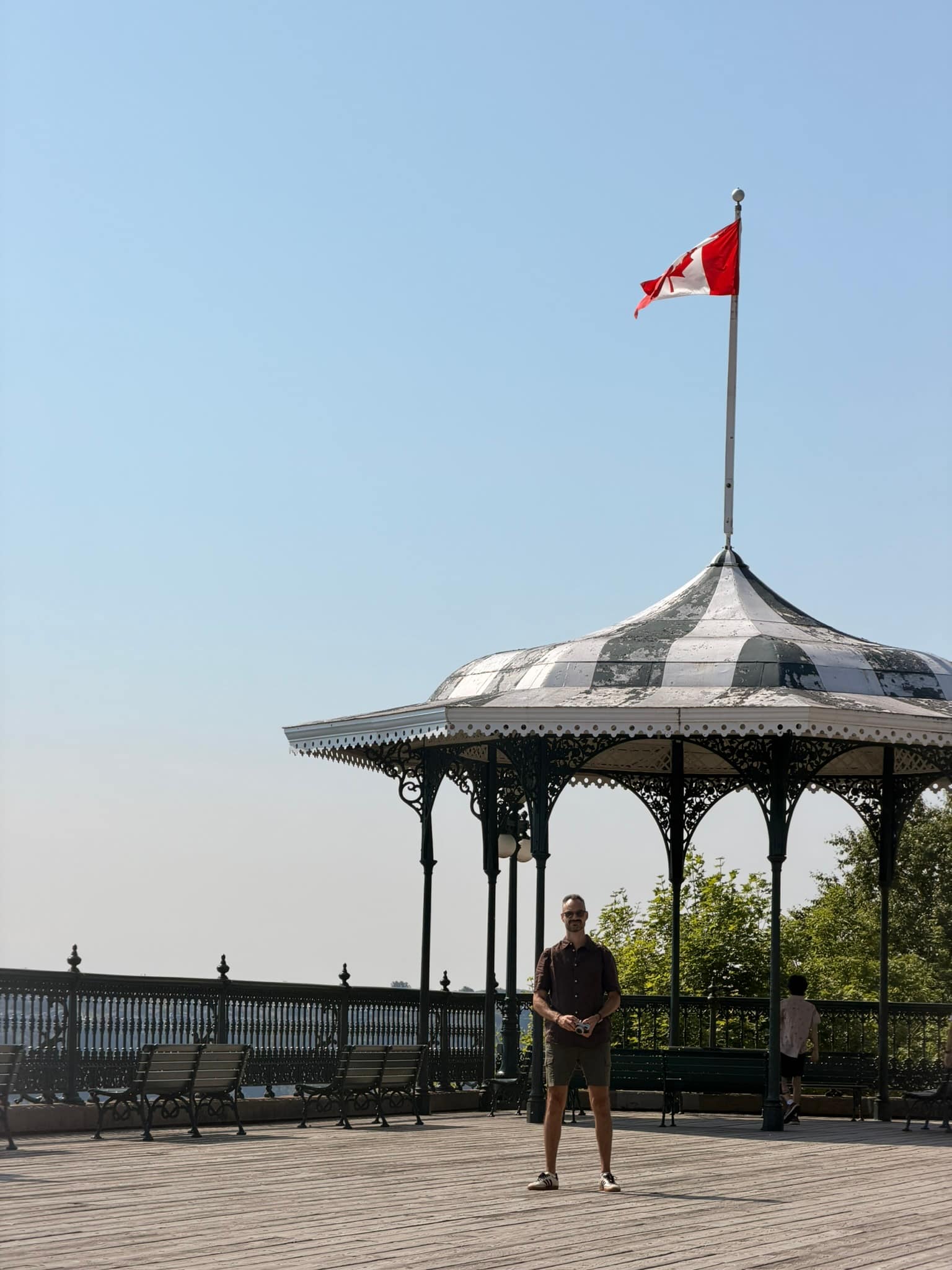 Visiter Québec en 2 jours : itinéraire et bonnes adresses Drapeau canadien flottant devant le Château Frontenac à Québec