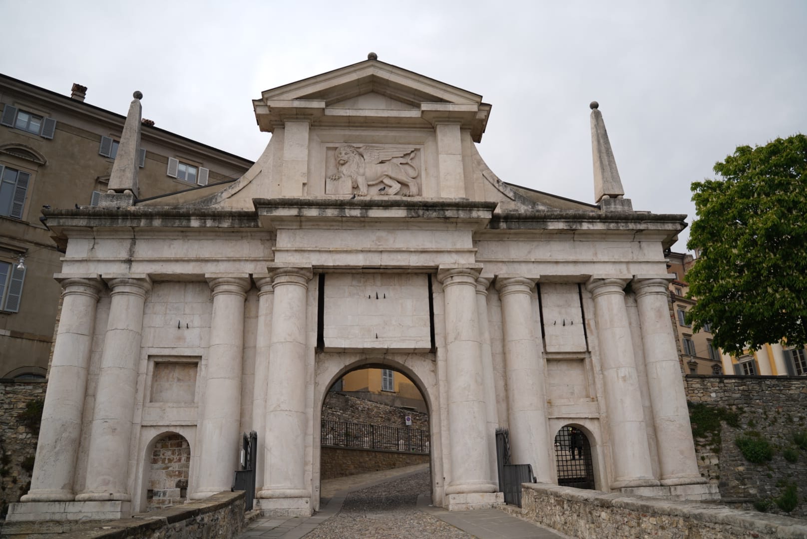 Lombardie en une semaine : l’itinéraire parfait entre Milan, Bergame et le lac de Côme passage de la porte san giacomo lombardie en une semaine italie