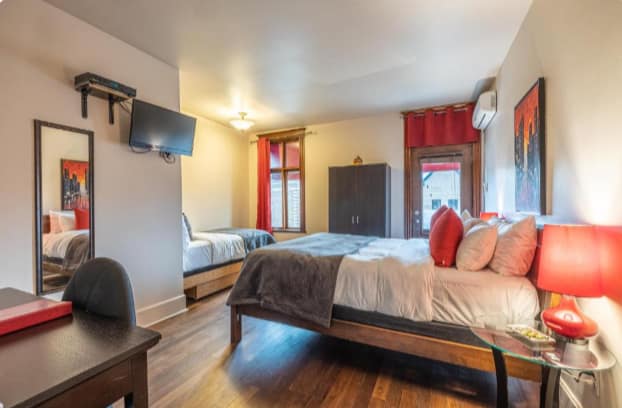 Où dormir à Québec ? Les meilleurs quartiers et hôtels en 2026 Petit Hôtel - Café Krieghoff Québec