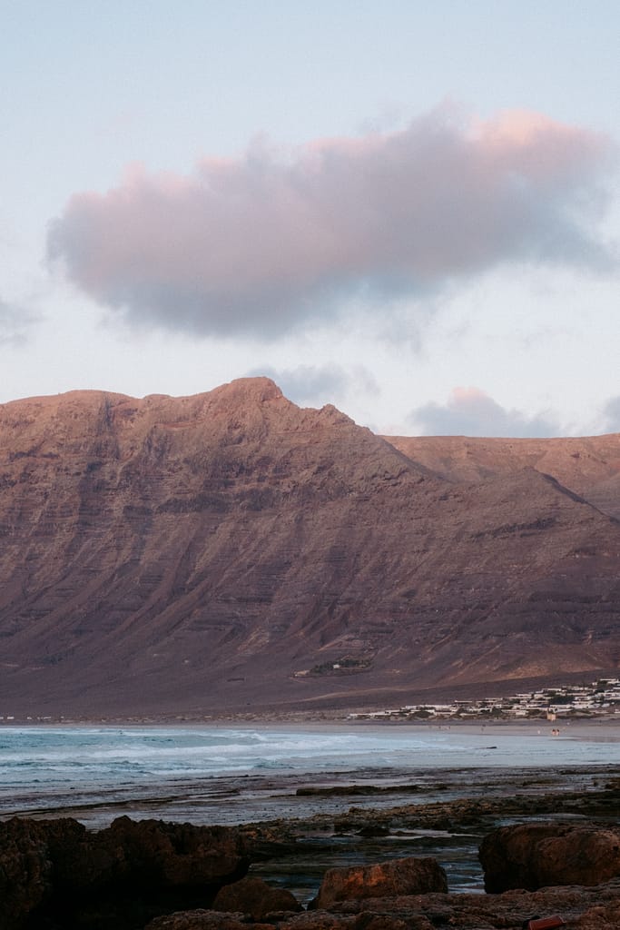 Visiter Lanzarote en une semaine : itinéraire complet pour 7 jours aux Canaries La plage de Famara Lanzarotte Canaries Espagne