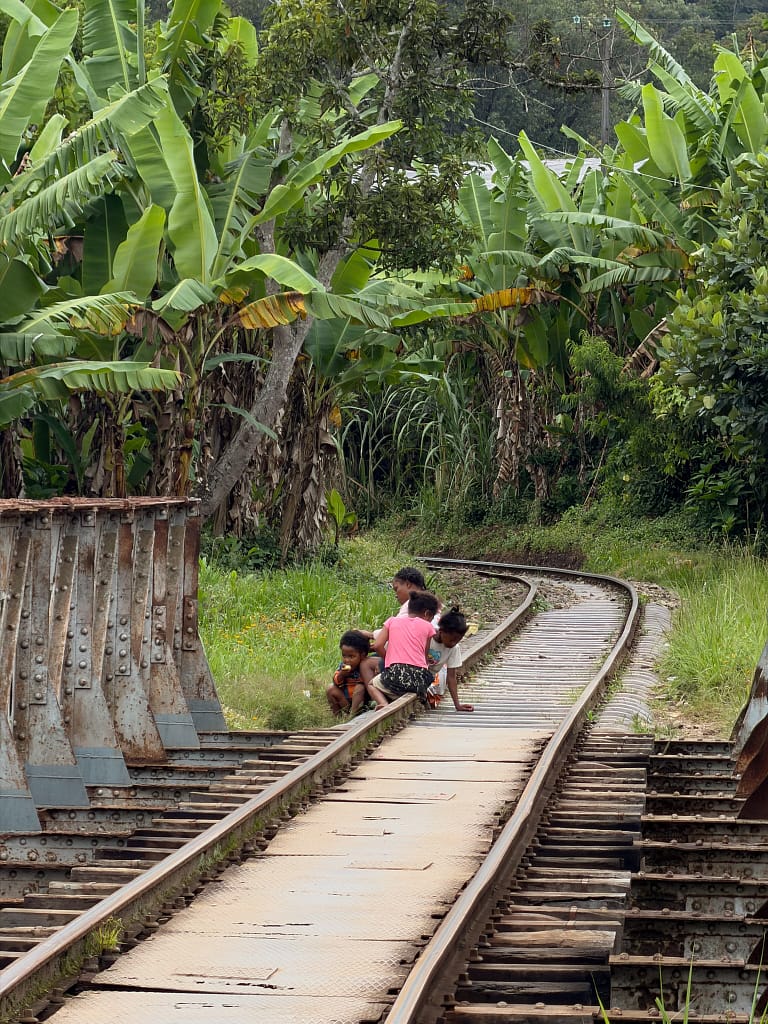 Que faire à Andasibe à Madagascar ? Guide complet 2026 gare d'andasibe et enfants qui jouent sur les rails à Madagascar