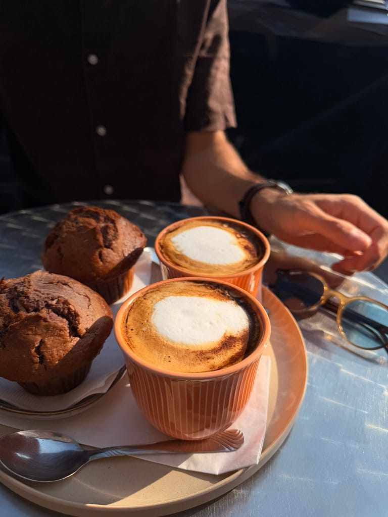 Visiter Québec en 2 jours : itinéraire et bonnes adresses café soleil à Québec avec muffins et cappuccino
