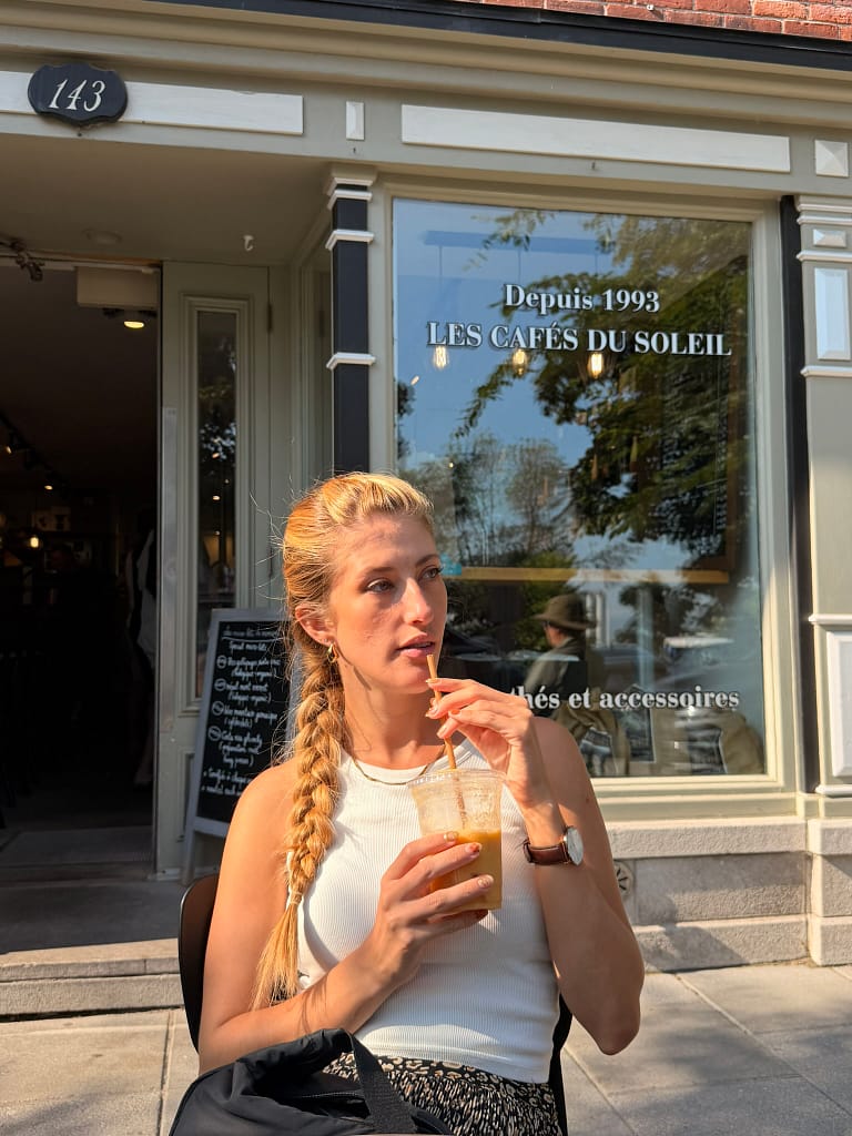 Visiter Québec en 2 jours : itinéraire et bonnes adresses café soleil à Québec smoothie sur une terrasse