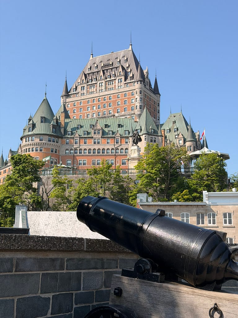 Visiter Québec en 2 jours : itinéraire et bonnes adresses Château Frontenac dominant le Vieux-Québec au Canada