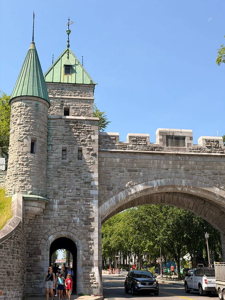 Visiter Québec en 2 jours : itinéraire et bonnes adresses visite citadelle Québec porte rempart