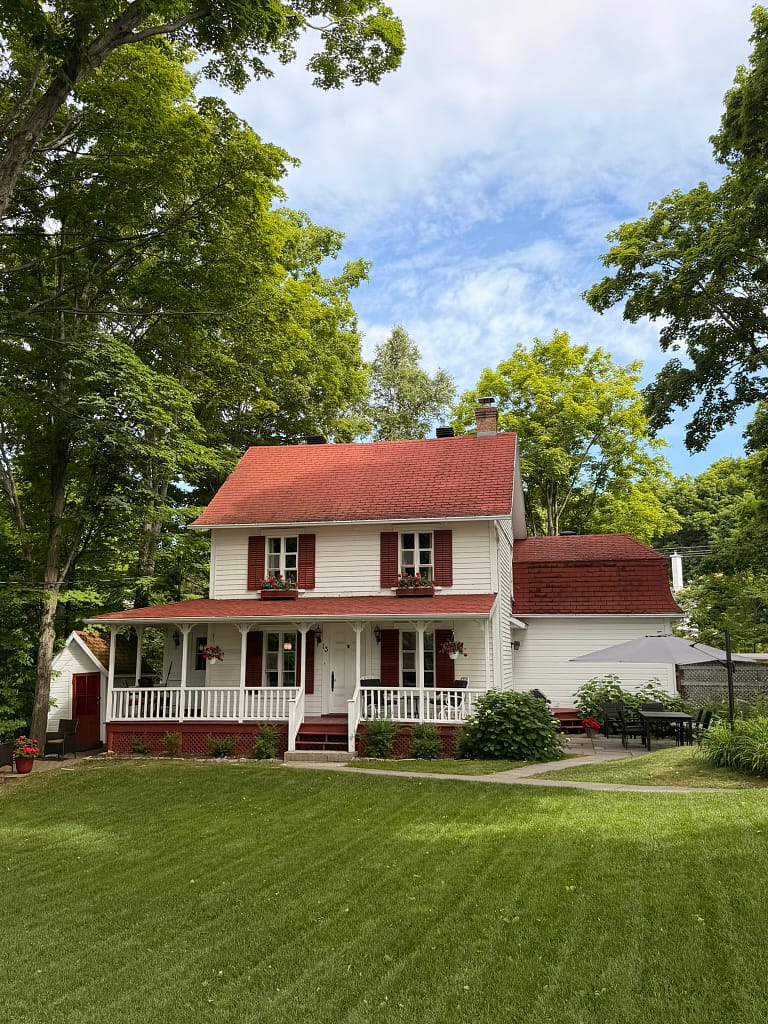 Visiter Québec en 2 jours : itinéraire et bonnes adresses Maison traditionnelle et paysage rural de l’île d’Orléans, près de Québec