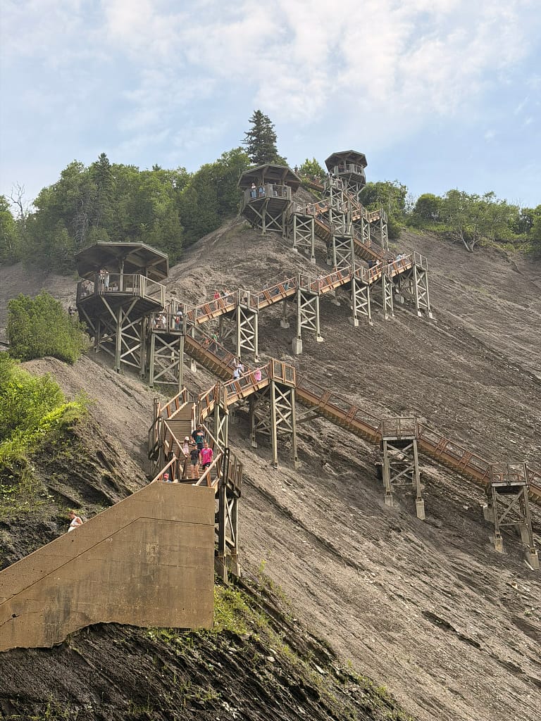 Visiter Québec en 2 jours : itinéraire et bonnes adresses escalier chutes de momorency vers Québec